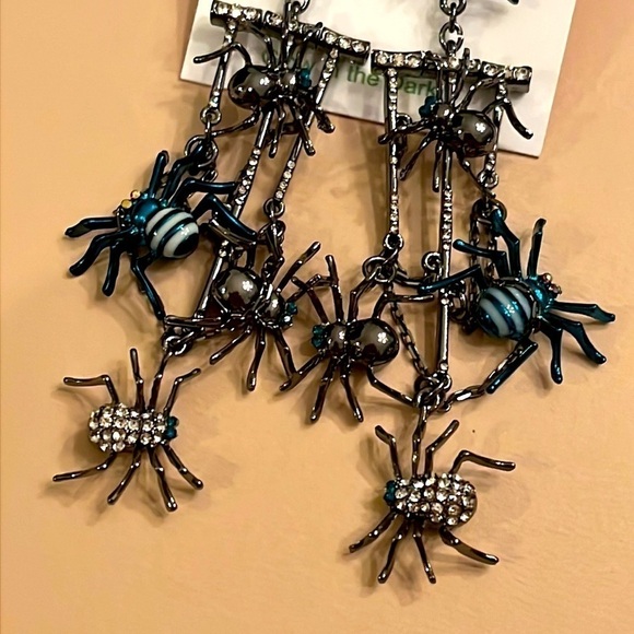 Brand New Betsey Johnson Dangly Spider Drop Earrings Halloween Glow in the Dark - Picture 6 of 15